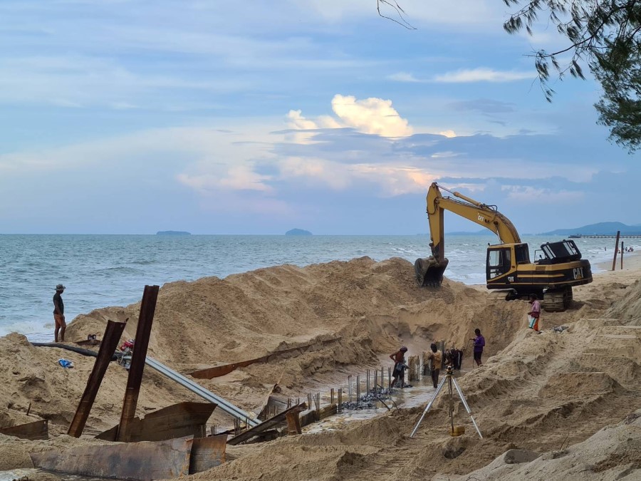 เสาเข็มต้นแรกถูกปักลงไปในชายหาดม่วงงามเพื่อเตรียมการสร้างกำแพงกันคลื่น