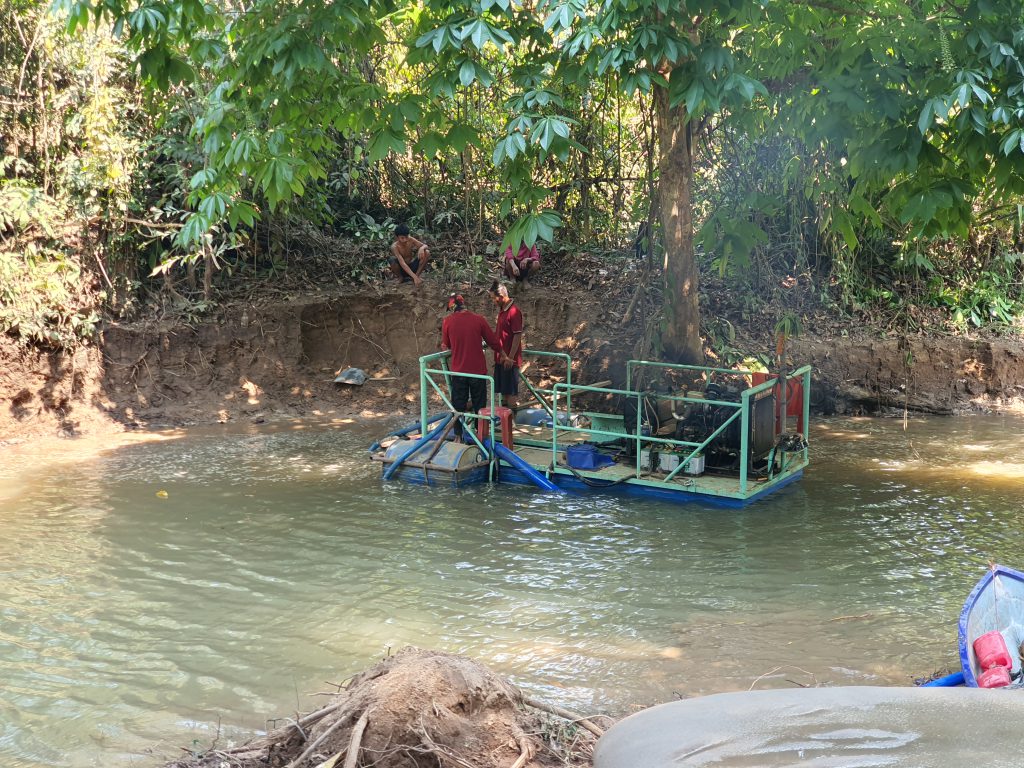 ชาวบ้านและนักวิชาการมีข้อห่วงกังวลว่าการดูดตะกอนเพื่อฟื้นฟูห้วยคลิตี้ทำให้น้ำขุ่นและเกิดการฟุ้งของตะกอนใต้ท้องน้ำ เช่นเดียวกับการรีดน้ำออกจากถุง Geotextile และทิ้งน้ำปนเปื้อนตะกอนตะกั่วลงไปในลำห้วย (ภาพ : ผศ.ดร.ธนพล เพ็ญรัตน์)