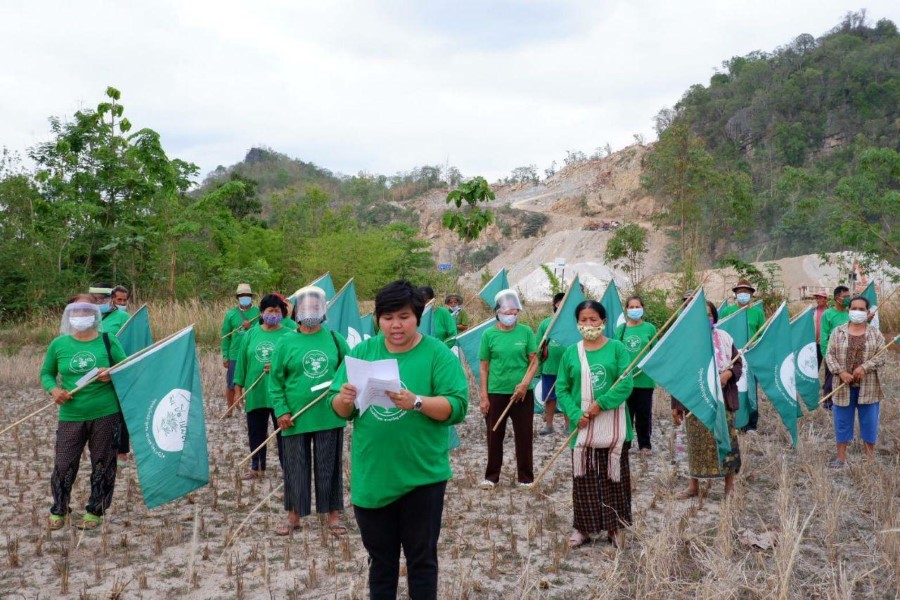 ประชาชนในหลายพื้นที่ร่วมรณรงค์และอ่านแถลงการณ์ “ล็อคดาวน์เหมืองแร่ หยุดฉวยโอกาสให้สัมปทานเหมือง” เมื่อช่วงต้นเดือนพฤษภาคม ๒๕๖๓ ที่ผ่านมา (ภาพ : เครือข่ายประชาชนผู้เป็นเจ้าของแร่)