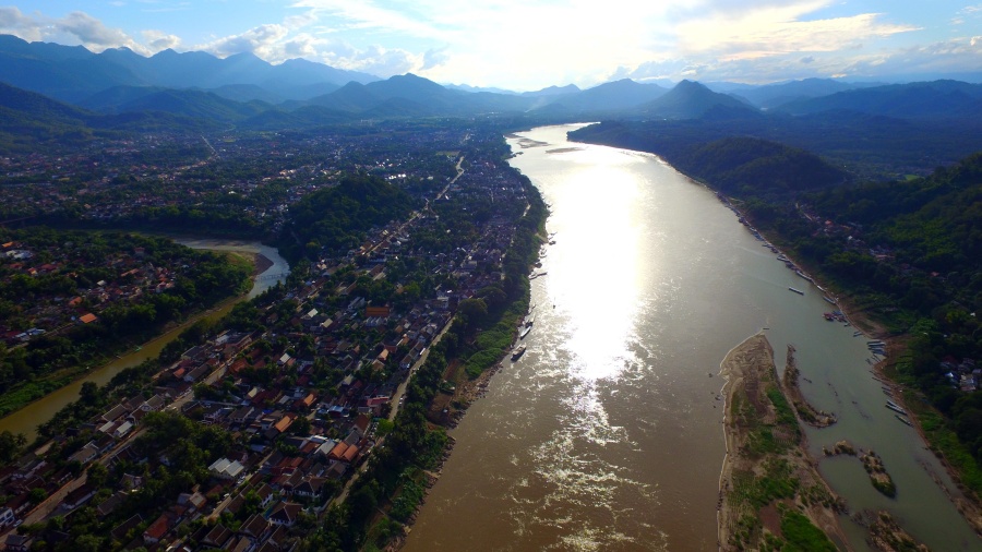  เมืองหลวงพระบาง ตั้งอยู่ริมฝั่งแม่น้ำโขง เขื่อนหลวงพระบางจะอยู่ห่างจากบริเวณนี้ขึ้นไปทางเหนือประมาณ ๒๕ กิโลเมตร บริเวณบ้านห้วยย้อ (หรือห้วยโง) เมืองจอมเพ็ด แขวงหลวงพระบาง (ภาพ : องค์กรแม่น้ำนานาชาติ)