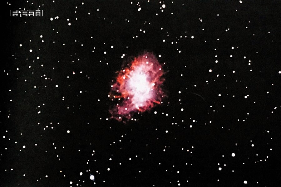 ภาพเนบิวลา M1 หรือเนบิวลารูปปู (Crab Nebula) ซึ่งที่จริงก็คือซากการระเบิดของดาวฤกษ์ดวงหนึ่ง (ซูเปอร์โนวา) ที่บันทึกไว้เมื่อปี ค.ศ.1045 มันมีขนาดเล็กมาก ต้องใช้กล้องดูดาวจึงจะเห็นได้ แต่จัดเป็นซุเปอร์โนวาที่สว่างที่สุดบนท้องฟ้า M1 อยู่ใกล้กับดาวฤกษ์สว่าง ชื่อ เซตา ทอรี (Zeta Tauri) บริเวณปลายเขาข้างขวาของวัว